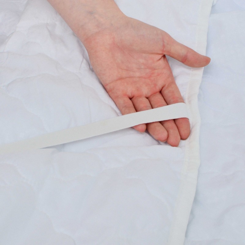 Наматрацник стьобаний з резинкою на кутах мікрофібра 140х190